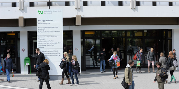 Emil-Figge-Straße 50 Studierende laufen in das Gebäude der Emil-Figge-Str. 50